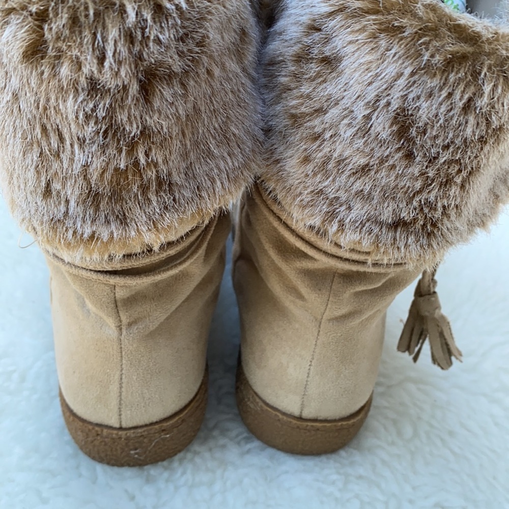 Faux Fur Merona Winter BootsColor: Cream-Tan Size: 8 - Picture 5 of 7